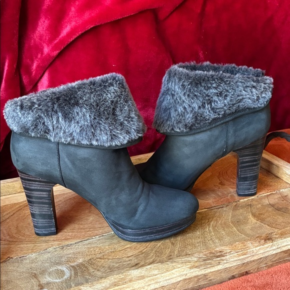 UGG Black Leather Heeled Boots with Charcoal Faux Fur - Picture 8 of 12
